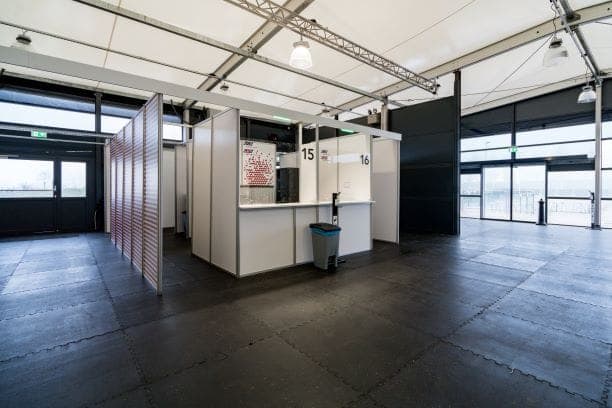 Ingerichte tijdelijke bedrijfsruimte met meubilair en verlichting